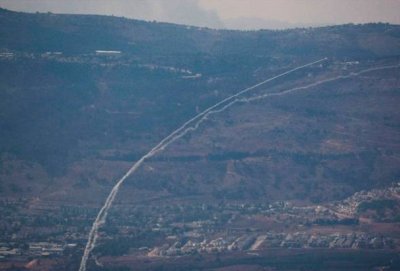 Sistem pertahanan udara Iron Dome Israel melepaskan tembakan untuk memintas roket yang dilancarkan dari Lubnan pada hari Ahad. Foto AP