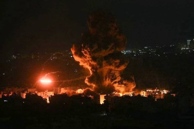 Serangan udara Israel menyasarkan kejiranan di Beirut pada Ahad. Foto AFP