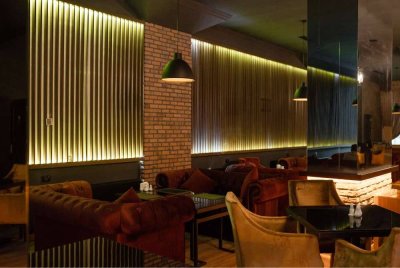 HARAM bagi Muslim duduk semeja dengan orang yang minum arak. -Gambar hiasan/ Foto: Canva