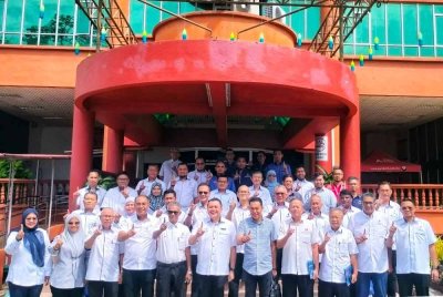 Mohamad Nizar (depan, enam dari kiri) bergambar kenangan di hadapan MPT dalam lawatan kerja di Temerloh pada Isnin.