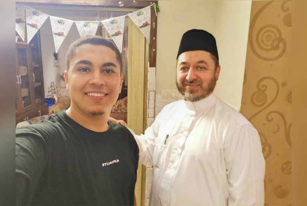 Muhamad bersama arwah bapanya, Dr Wael Al-Zard yang syahid dalam serangan udara Zionis Israel tahun lalu.