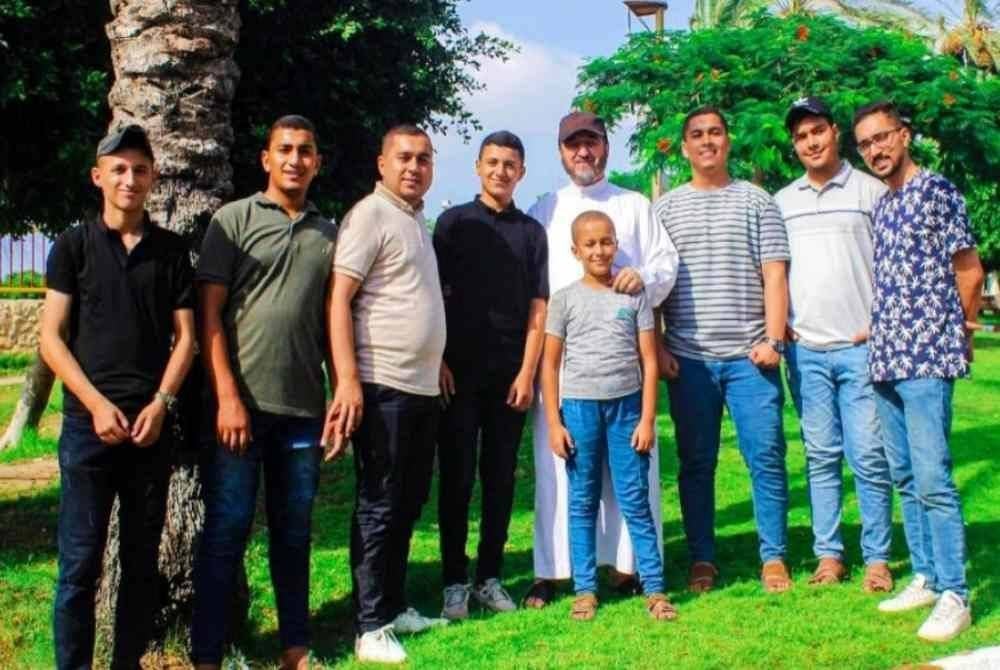 Muhamad (tiga dari kanan) berkongsi gambar kenangan bersama arwah bapa dan tujuh adik-beradiknya yang lain termasuk Albaraa (kiri) yang turut terkorban dalam serangan rejim tentera tahun lalu.