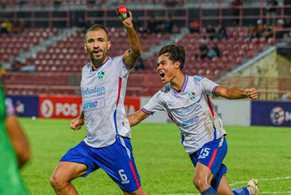 Oday (kiri) bermain dengan baik dalam keadaan Palestin berperang. - Foto Ihsan KDN FC.