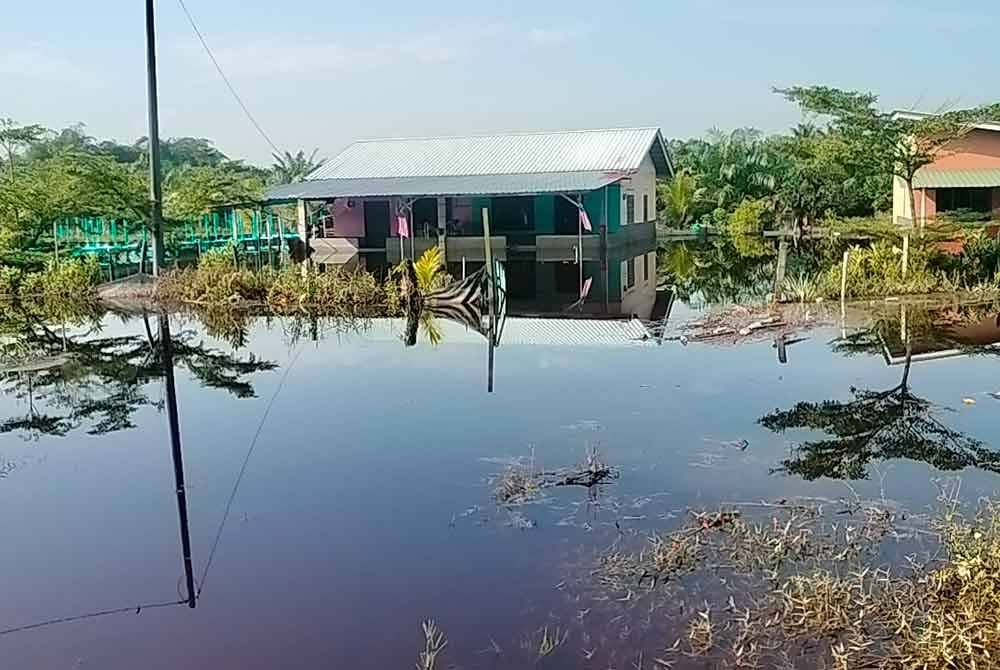 Keadaan rumah penduduk di Kampung Parit Yassin Darat, Benut yang dinaiki air.