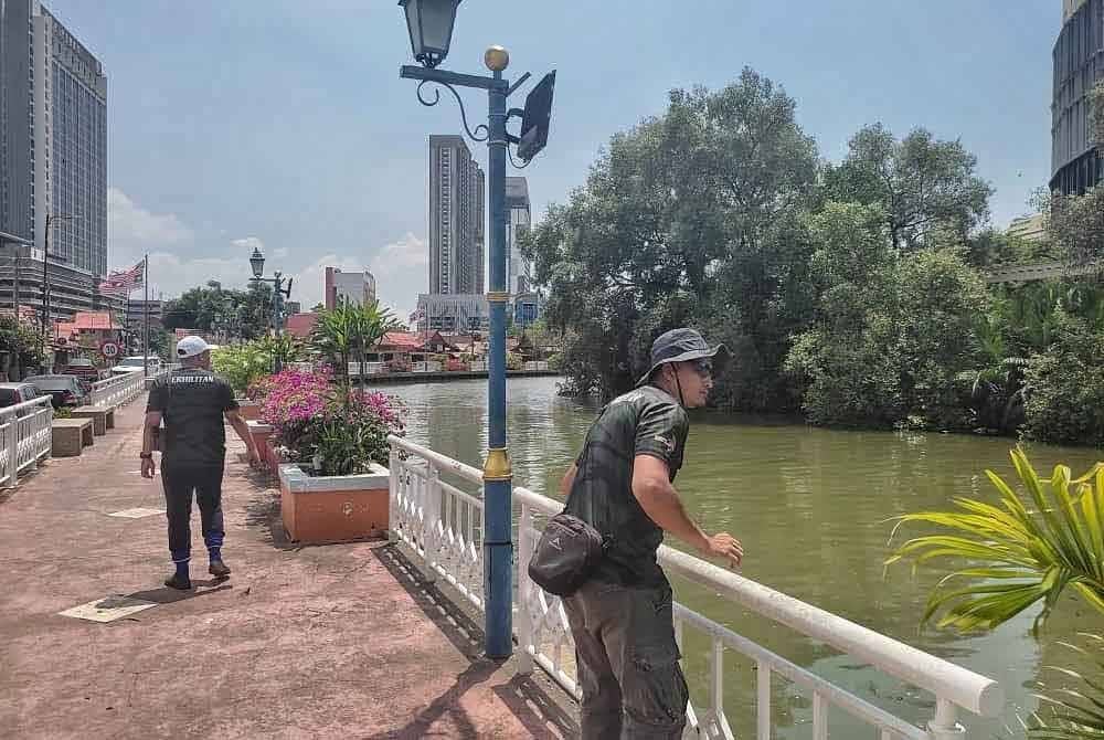 Kakitangan Perhilitan Melaka membuat tinjauan di Sungai Melaka.