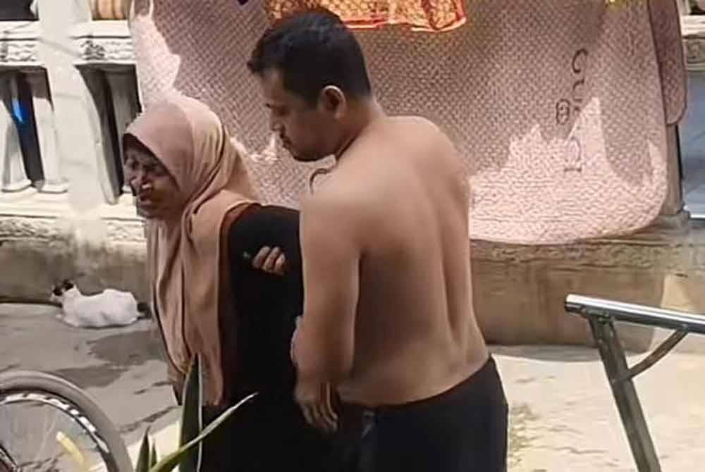 Wan Mohd Khairu Affendy mengawasi ibunya daripada bermain kotor dan berjemur di tengah panas berjam-jam.