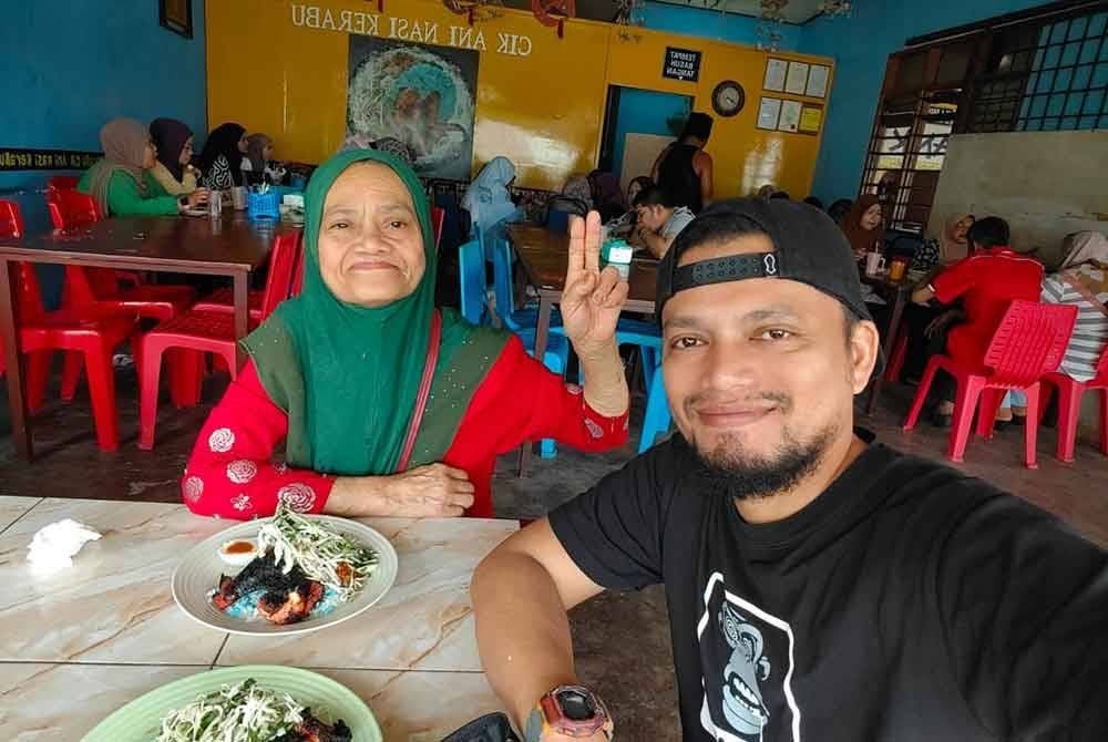 Wan Mohd Khairu Affendy mengawasi ibunya daripada bermain kotor dan berjemur di tengah panas berjam-jam.