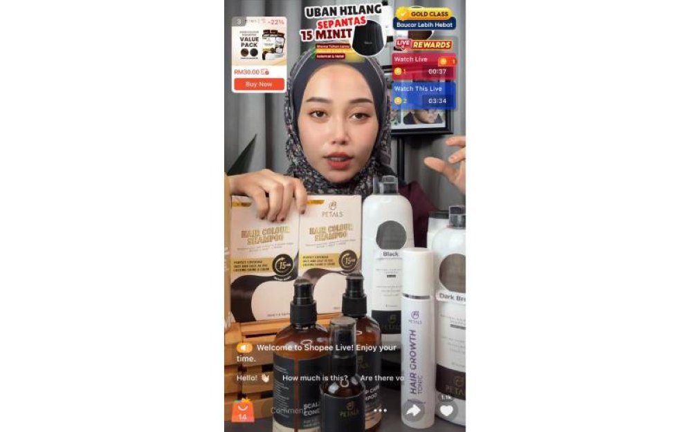 Pengacara Shopee Live Petals Malaysia menerangkan tentang manfaat produk mereka secara langsung kepada pelanggan.