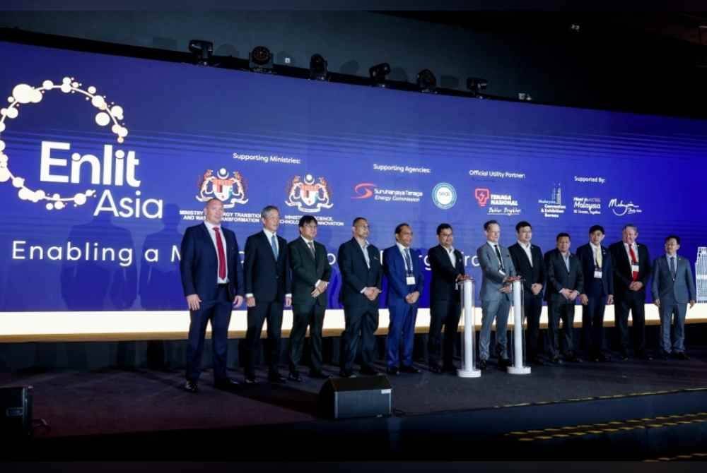 Akmal Nasrullah (enam dari kiri) melakukan gimik pelancaran pembukaan Enlit Asia 2024 di Pusat Pameran dan Perdagangan Antarabangsa Malaysia (MITEC), hari ini. Foto Bernama