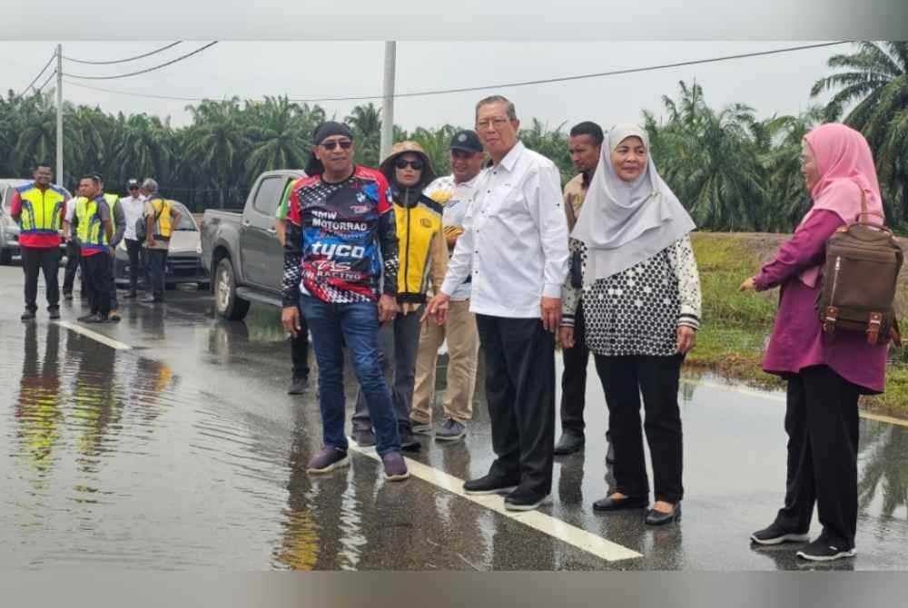Mohammad Nizar meninjau keadaan KM15 Jalan Selama-Bagan Serai yang ditutup untuk kenderaan ringan berikutan kenaikan paras air.