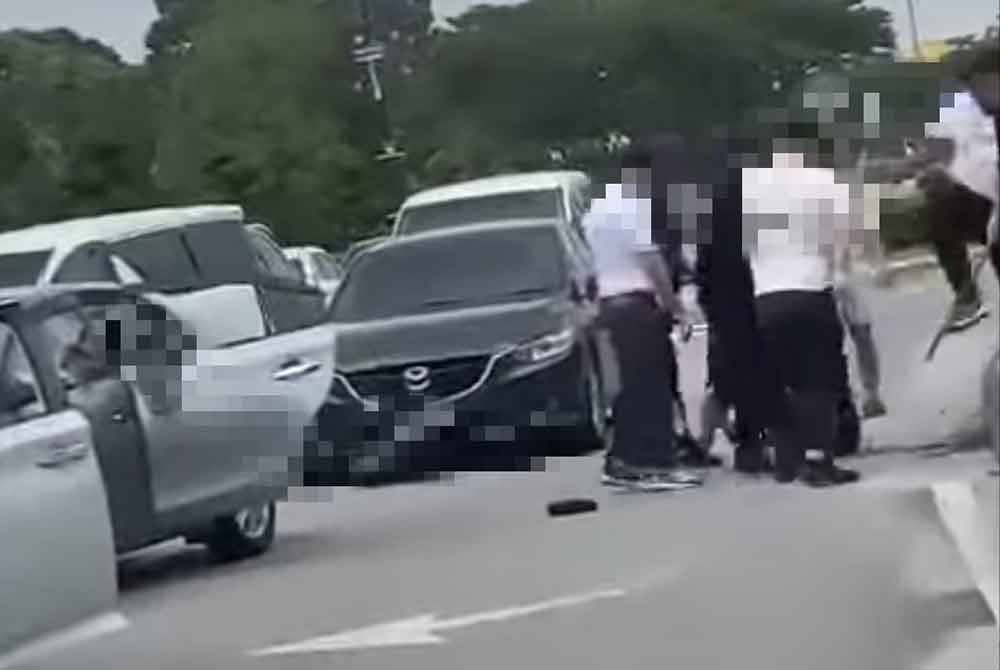 Tangkap layar video tular memaparkan sekumpulan lelaki bertindak memukul seorang lelaki lain berhampiran Lapangan Terbang Antarabangsa Senai.