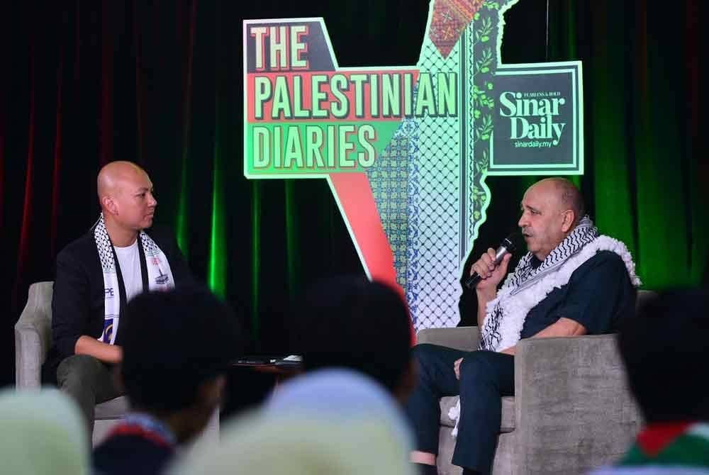 Walid (kanan) menjadi ahli panel dalam program 'The Palestinian Diaries: A Day of Culture, Stories and Solidarity anjuran Sinar Daily di Kumpulan Karangkraf, pada Selasa.
