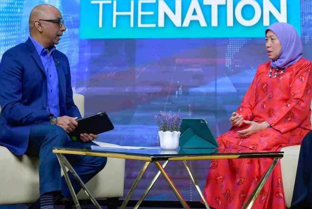 Nancy Shukri (kiri) ketika program Ruang Bicara bertajuk persidangan kesejahteraan mental dan pemerkasaan wanita bertujuan meningkatkan kesedaran terbitan Bernama TV semalam. Foto Bernama