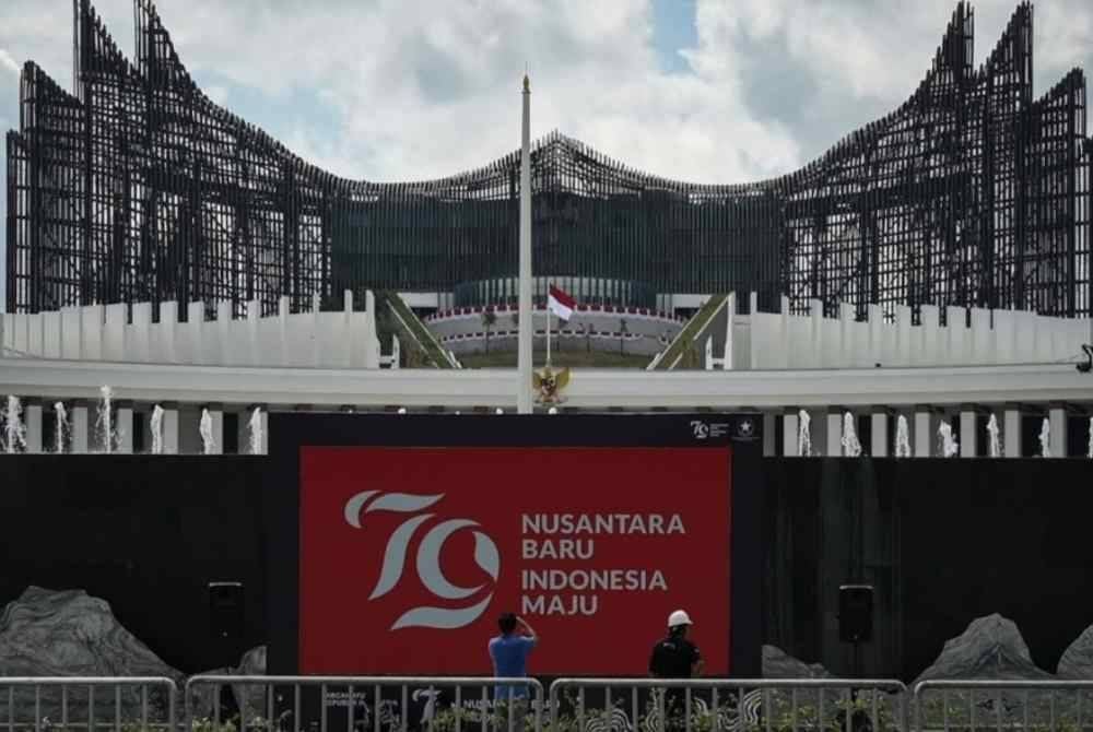 Jokowi telah menyampaikan arahan untuk memulakan pemindahan penjawat awam ke ibu kota baharu Nusantara (IKN) di Kalimantan Timur pada Januari 2025 - Foto: Antara