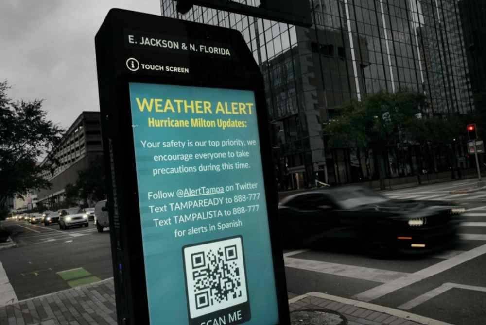 Amaran cuaca dipaparkan di sepanjang kaki lima ketika Taufan Milton bergelora di Teluk Mexico pada Isnin di Tampa, Florida. - Foto: AFP