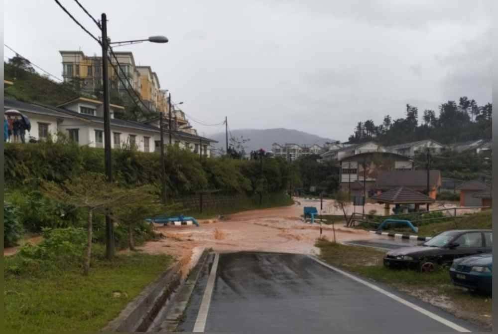 Keadaan Jalan Golden Hills 2, Brinchang, Cameron Highlands pada petang Isnin. Foto Angkatan Pertahanan Awam Pahang.
