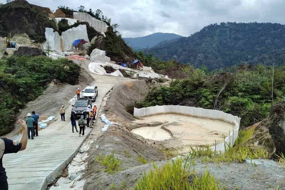 Bukaan jalan bagi kerja pemasangan menara talian TNB di Sungai Chiling pada Selasa.