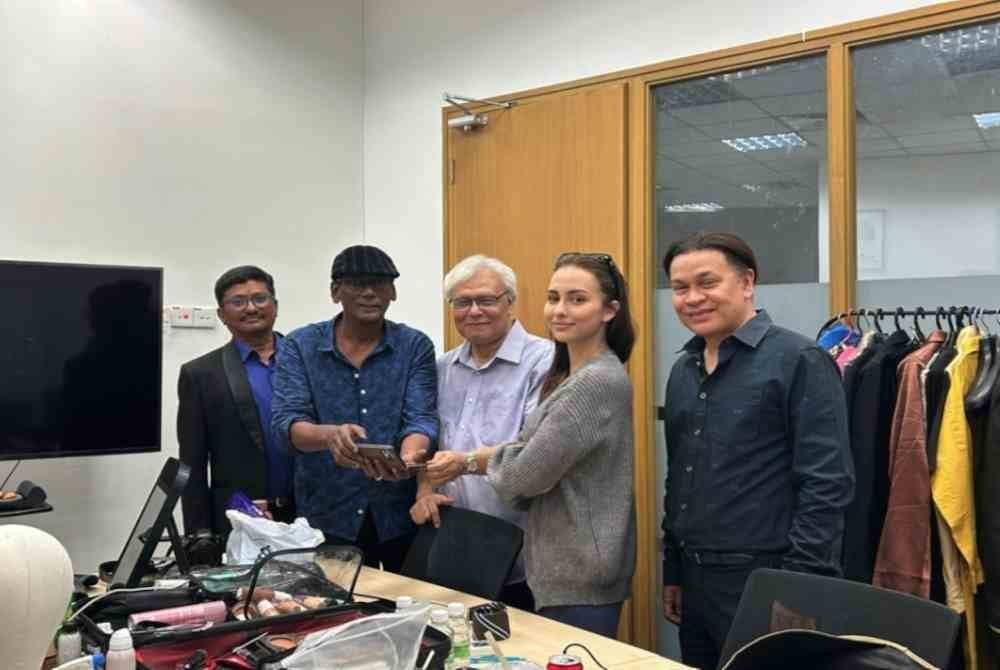 Anna bersama Kamil (tiga dari kiri), turut kelihatan pengarah Duyung Aurora iaitu Prof Datuk Dr A Razak Mohaideen dan penerbit, Datuk Norman Abd Halim.