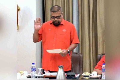Ramli angkat sumpah sebagai ahli MKT UMNO. Foto Facebook Asyraf Wajdi