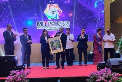 Yu Man (tiga dari kiri) menerima cenderamata disampaikan Pengurus Besar Tourism Pahang, Kamaruddin Ibrahim selepas menyempurnakan gimik perasmian MIT Pahang 2024, pada Selasa.