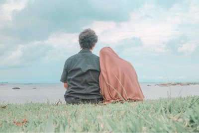 SUAMI ISTERI bagaikan pakaian yang saling menutupi keaiban masing-masing. Foto CANVA