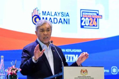 Ahmad Zahid Hamidi berucap pada Majlis Penutup Konvensyen Rakan Nadma 'Malaysia MADANI, Siaga Bencana' di Putrajaya pada Selasa. Foto Bernama