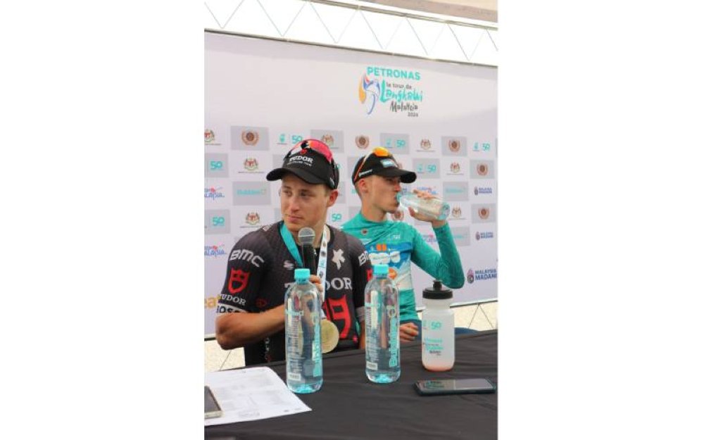 Para atlet LTdL seperti Arvid de Kleijn dari Tudor Pro Cycling Team (baju hitam) dilihat menikmati BubblesO2 semasa sesi sidang media sedang dijalankan selepas perlumbaan tamat.