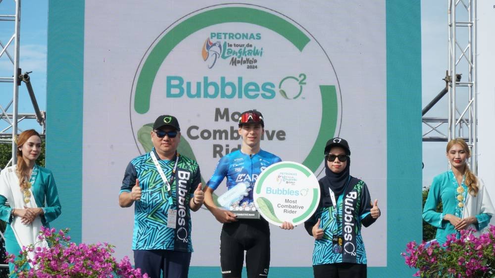 Arifin dan Ain Azizah bersama pemenang ‘Most Combative Rider’ semasa peringkat kelapan LTdL 2024 di Bintulu.