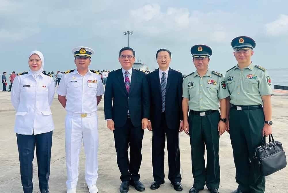 Hon Wai (tiga dari kiri) turut bersama-sama hadir dalam majlis menyambut kedatangan pelatih dari Naval University of China sempena kunjungan silaturahim pada Sabtu lalu.