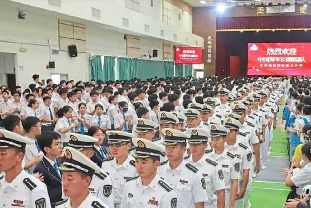 Kunjungan pelatih-pelatih dari Naval University of China ke Sekolah Menengah Chung Ling (Persendirian) adalah atas hubungan pelajar dengan pelajar.