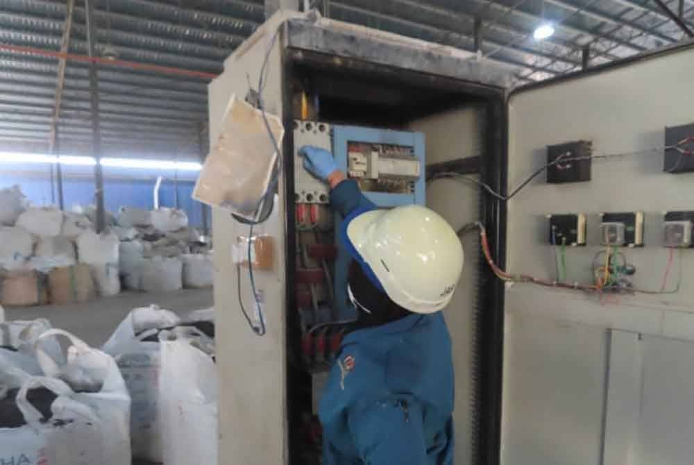 Kakitangan JAS Kedah melakukan pemeriksaan di sebuah premis memproses getah terpakai di Kulim.