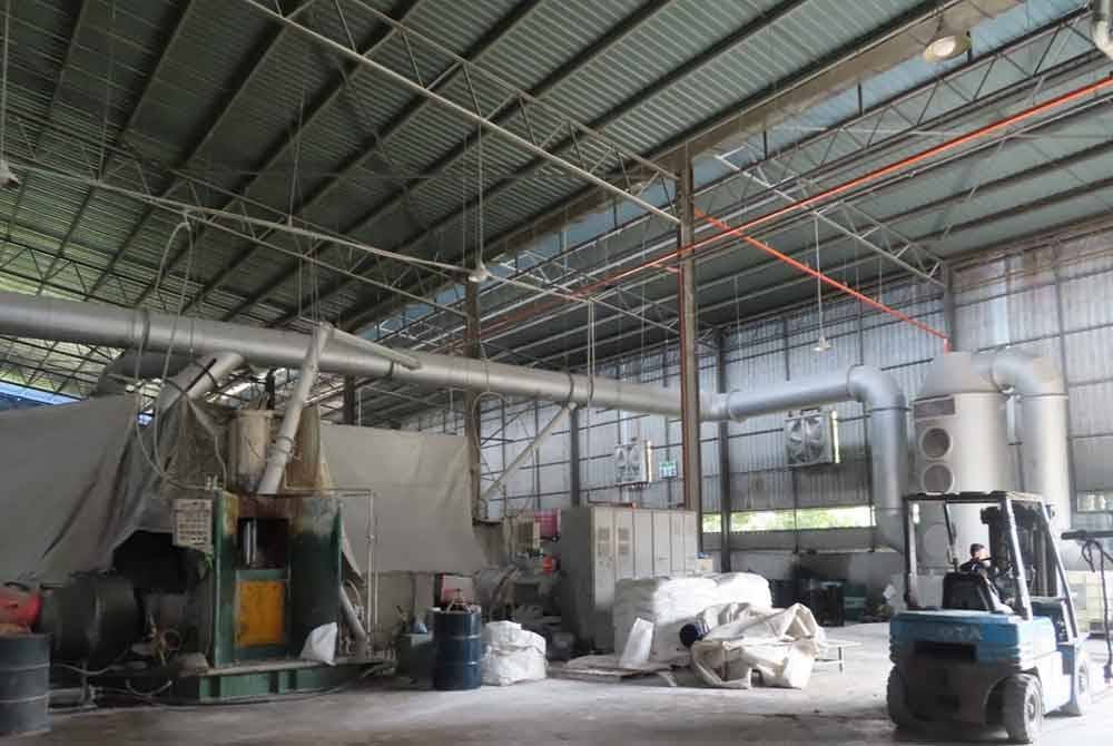 Sebuah premis memproses getah terpakai di Kulim dikenakan tindakan penahanan operasi kelengkapan pada Selasa.