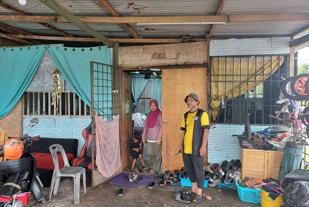 Keadaan hadapan rumah Farah Umiah dan Mohd Suhairi di Kampung Chengal Lempung.