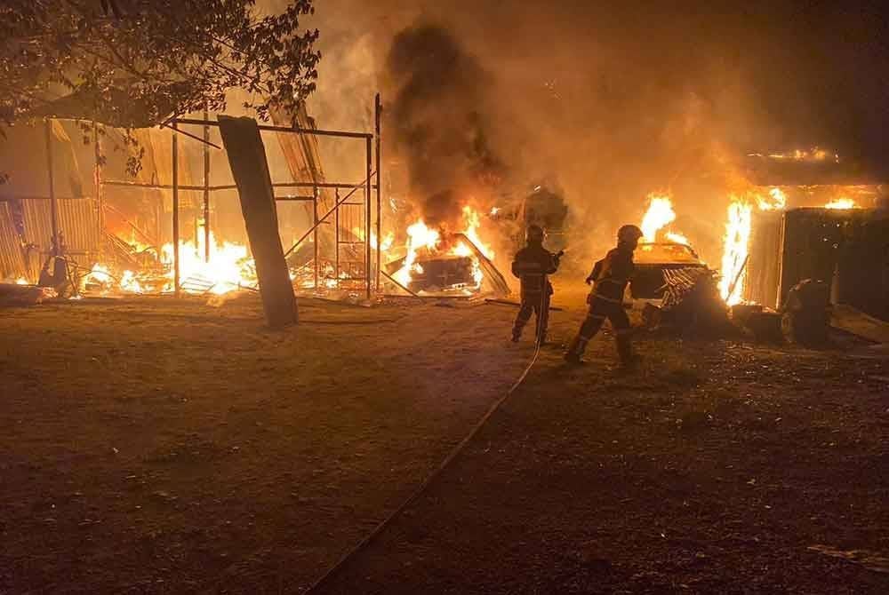 Sebuah rumah, dua buah kereta dan dua buah motosikal musnah dalam kebakaran di Taman Kasawari, Simpang Ampat di Nibong Tebal pada malam Selasa.