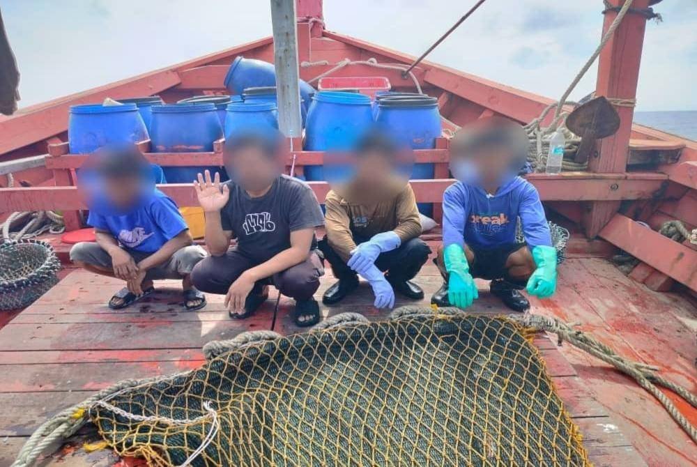 Empat kru bot pukat tunda yang ditahan kerana melanggar syarat lesen dan memiliki dokumen perjalanan meragukan.
