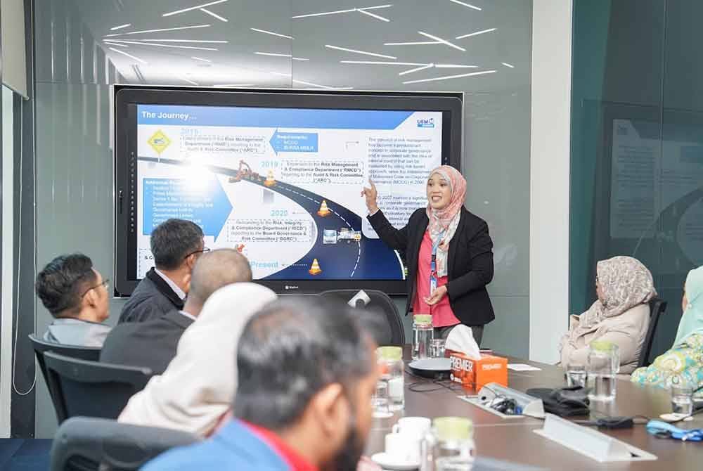Faizatul Farhah membentangkan mengenai organisasi kepada wakil LI Cambodia di Menara UEM, Bangsar South pada Rabu.