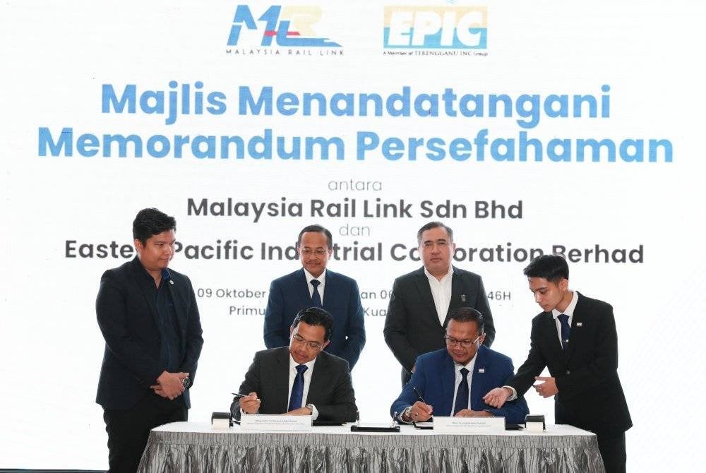 Anthony (berdiri dua dari kanan) bersama Ahmad Samsuri (berdiri, dua dari kiri) menyaksikan Majlis MoU antara Eastern Pacific Industrial Corporation Berhad (EPIC) dan Malaysia Rail Link Sdn Bhd (MRL) di Kuala Terengganu, pada Rabu.