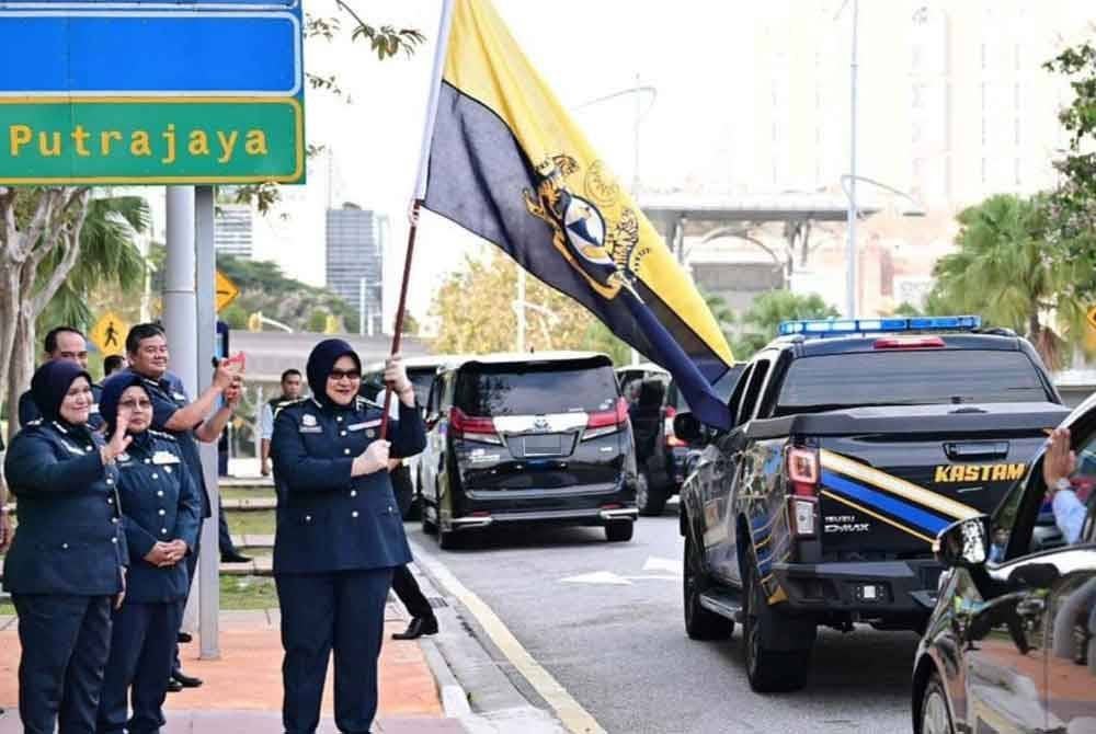 Anis Rizana menyempurnakan Flag Off 15 kenderaan di Putrajaya, pada Rabu, sebagai simbolik permulaan Operasi Bersepadu Akaun Belum Terima (ABT).