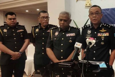 Norzaid (kanan) pada sidang akhbar selepas Mesyuarat Kerjasama Strategik Bil 1/2024, Pasukan Polis Marin Bersama KPDN di Kota Bharu pada Rabu.