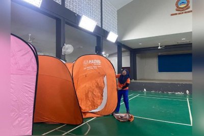 Anggota APM Baling mengemas PPS yang menempatkan mangsa banjir di daerah itu.