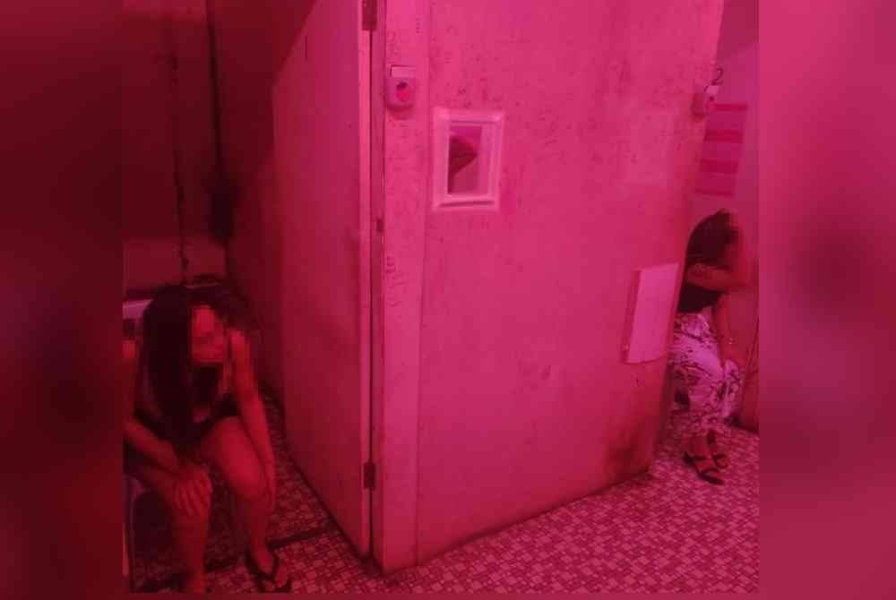 Keadaan bilik pelacuran di sebuah premis di Jalan Petaling, Kuala Lumpur yang menempatkan setiap wanita asing bagi menunggu pelanggan.