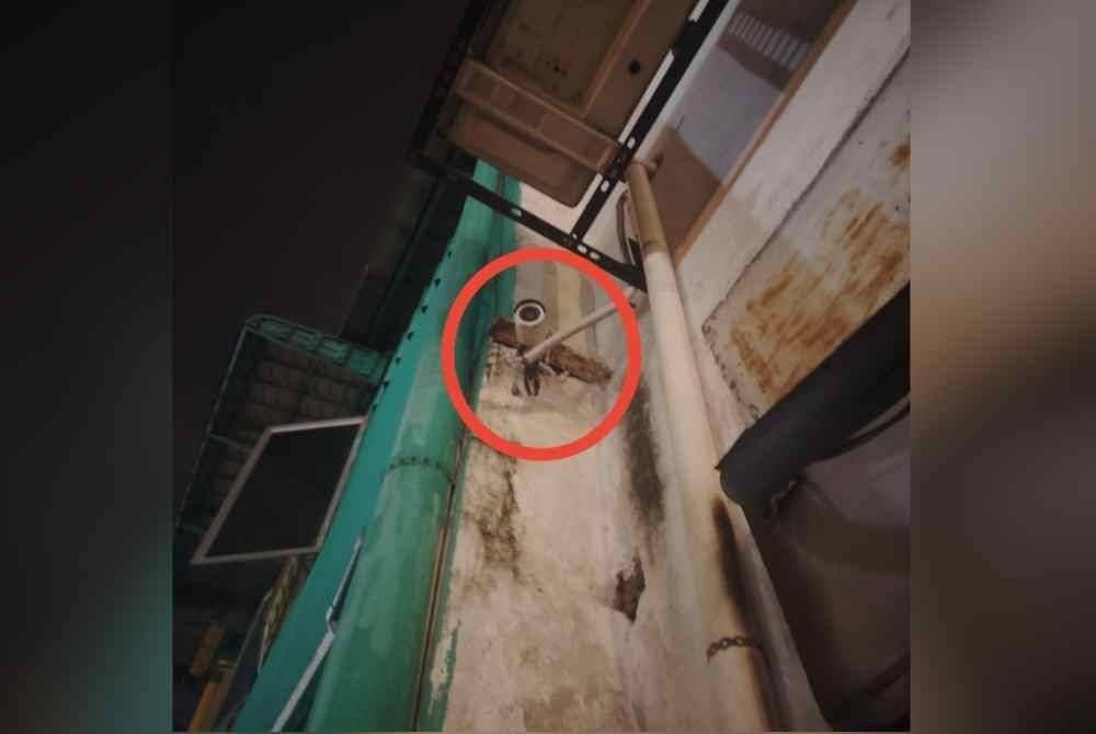 Satu kamera litar tertutup (CCTV) dikesan di pintu belakang premis bagi memantau kehadiran pihak berkuasa.