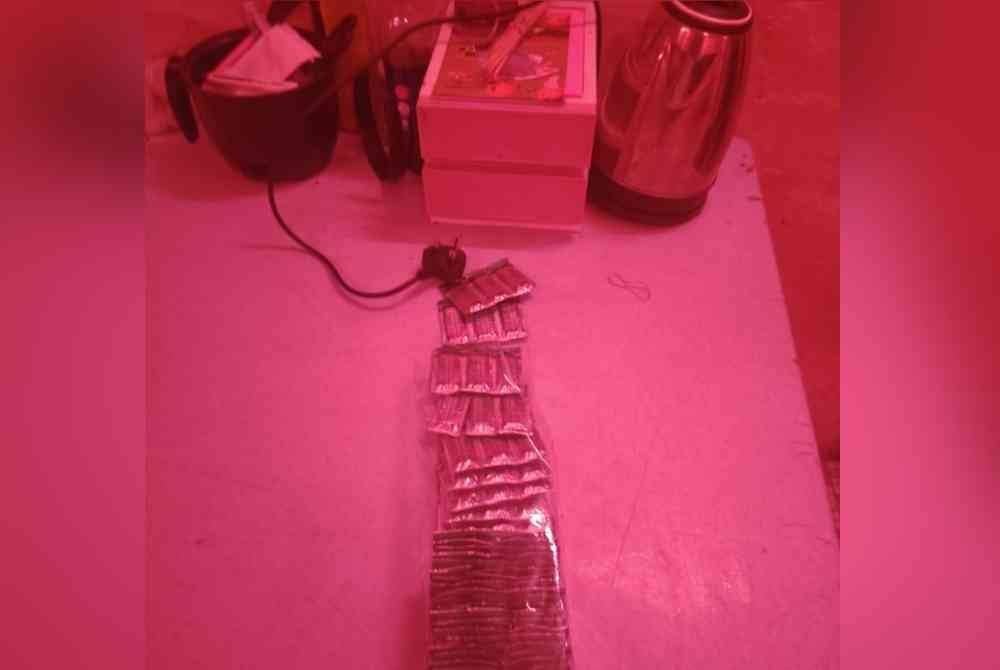 Serbuan di premis terbabit di Jalan Petaling, Kuala Lumpur menemui peket kondom.