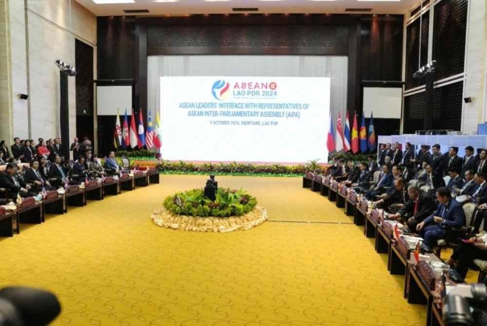 Sidang Kemuncak ASEAN ke-44 dan ke-45 serta Sidang Kemuncak Berkaitan yang berlangsung di ibu kota Laos dibuka secara rasmi semalam dan akan berlangsung hingga Jumaat. Foto FB Johari Abdul