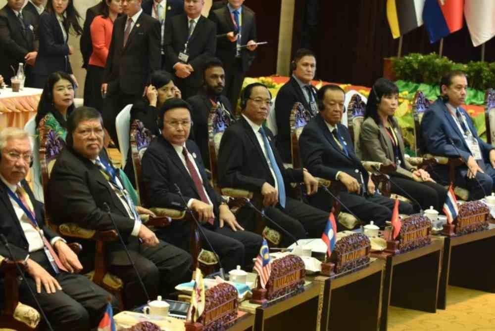 Johari (dua dari kiri) ketika menghadiri Perhimpunan Antara Parlimen ASEAN (AIPA) sebagai Ketua Delegasi Parlimen Malaysia. Foto FB Johari Abdul