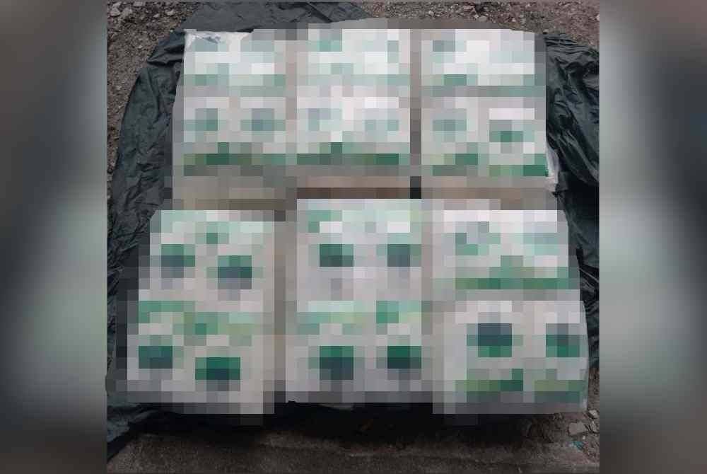 Seorang wanita dicekup Batalion 9 Pasukan Gerakan Am (PGA) Kuala Terengganu selepas dipercayai cuba menyeludup gula pasir ke negara jiran.