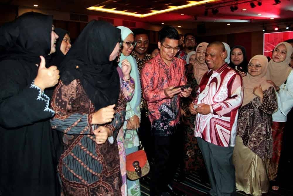Saarani menyantuni peserta yang hadir Malam Jalinan Mesra Perak Sejahtera 2030 serta Majlis Penutup Perak Sejahtera 2030 Summit X Pemikir Darul Ridzuan di Pusat Konvensyen Casuarina pada Rabu.