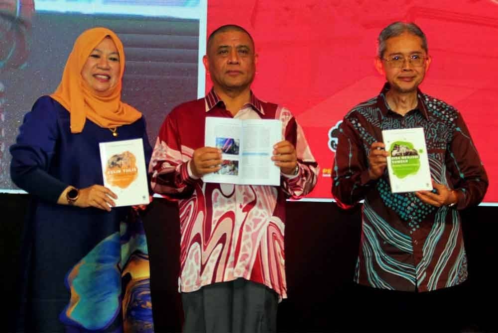 Saarani (tengah) bersama Dr Maisarah dan Md Johari menunjukkan tiga buku hasil penyelidikan mendalam dalam Siri Penerbitan Perak Sejahtera 2030.