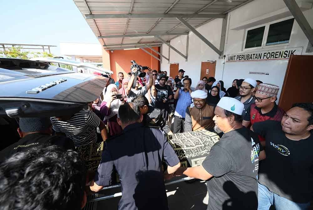 Jenazah mangsa yang telah dimandikan dan dikafankan di unit forensik Hospital Dungun kemudian dibawa ke Masjid UiTM Dungun untuk disembahyangkan sebelum dibawa pulang oleh keluarga masing-masing.