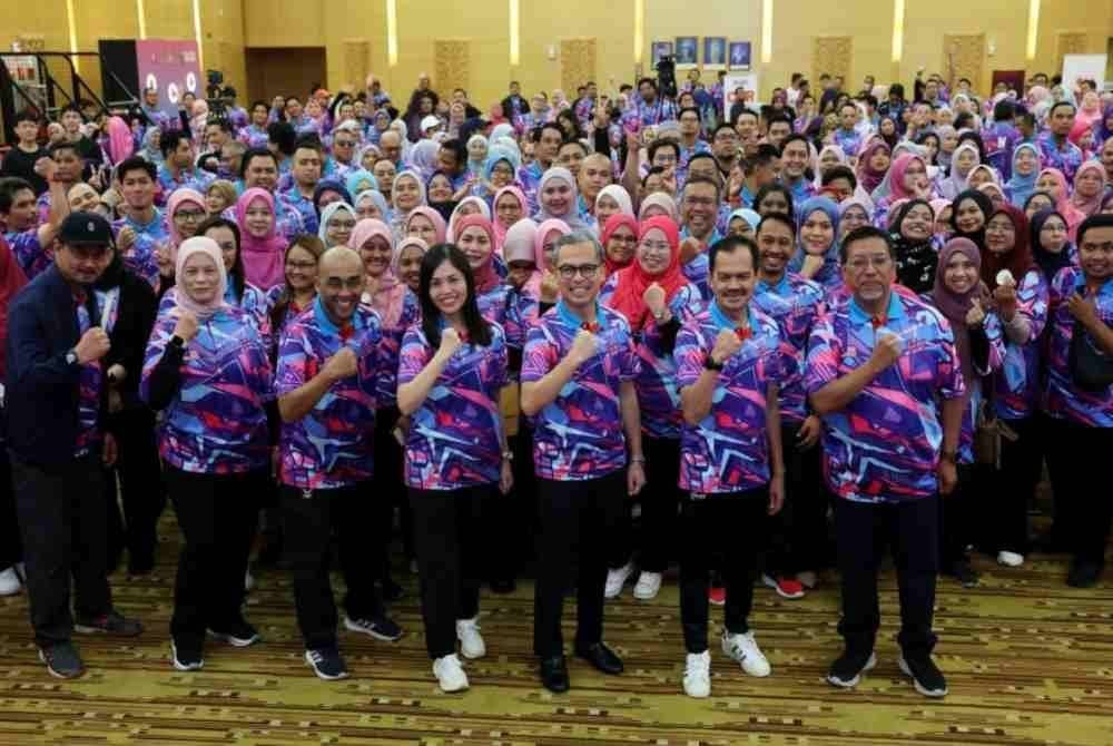 Fadzil (tiga dari kanan) bergambar kenangan pada Perhimpunan Bulanan Kementerian Komunikasi pada Khamis. Foto Bernama